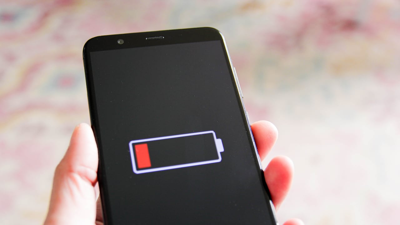 Existen diferentes factores que contribuyen a que el celular se descargue pese a que no esté siendo utilizado.