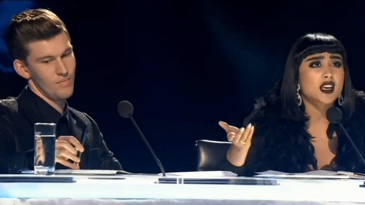 La pareja se excedió en sus comentarios y rayó en la ofensa.