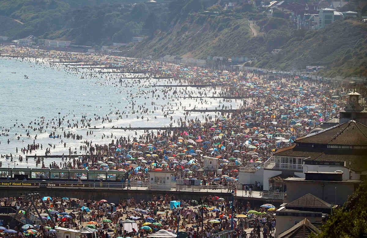 Los ingleses han salido a disfrutar del mar en el caluroso junio, gracias a la reducción de las restricciones sociales por coronavirus. La imagen es de Bournemouth. El 24 de junio, las temperaturas llegaron allí a 32.6C (90.7F). Foto: Andrew Matthews/PA vía AP
