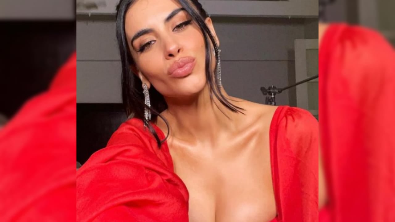 Le llovieron elogios a la presentadora colombiana tras subir una foto en vestido rojo.