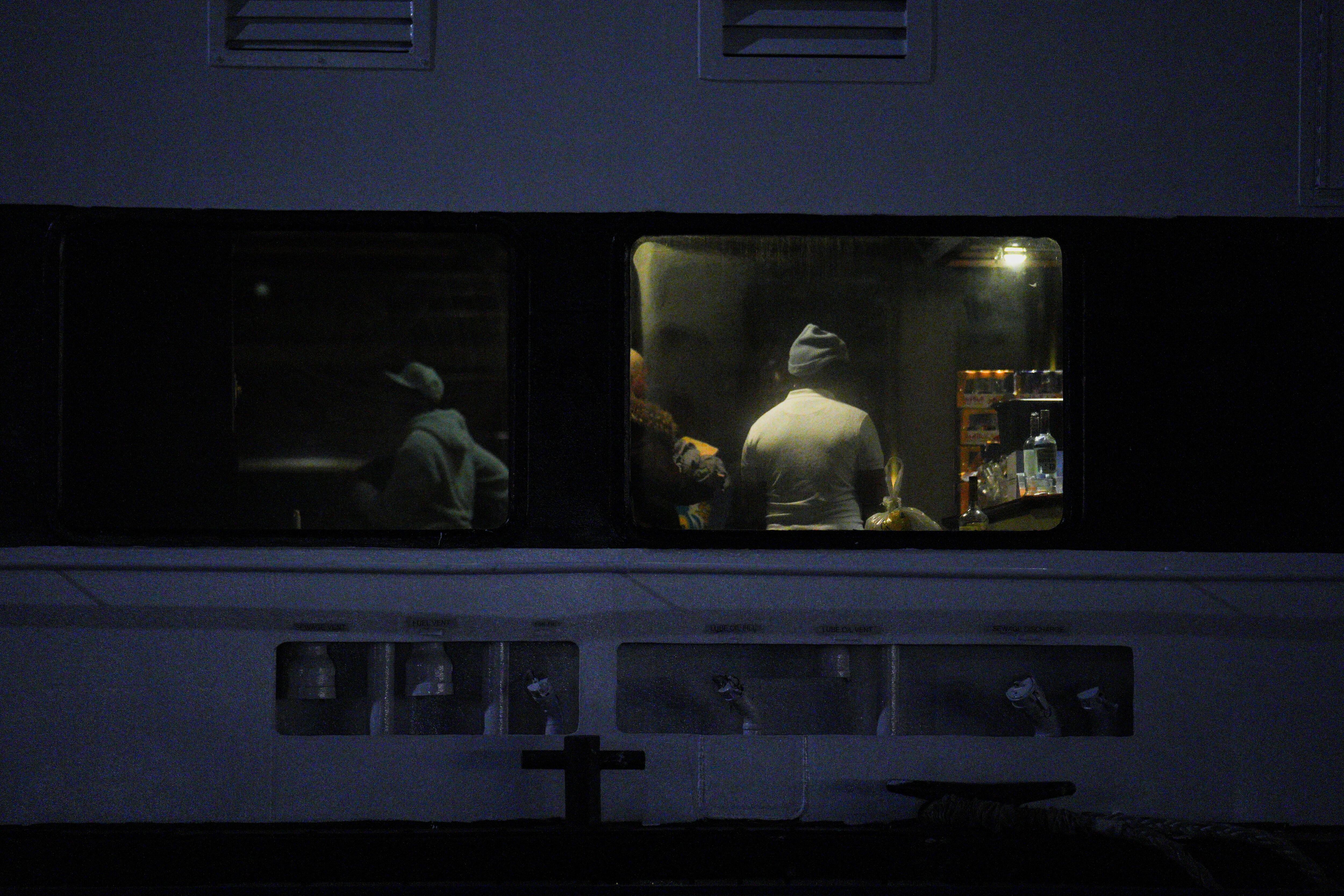 La gente se encuentra en el barco del partido donde fuentes de los medios dicen que la policía respondió a informes de varias personas apuñaladas durante una pelea, en un muelle de la Terminal del Ejército de Brooklyn en la ciudad de Nueva York, EE.UU., el 20 de abril de 2024.