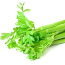 Ya sea en sopa, agua o en batido, el apio es un alimento ideal en el proceso (dieta saludable y ejercicio) para bajar de peso. Foto: Getty images.