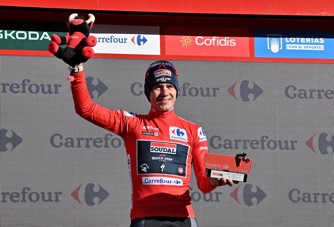 El ciclista belga del equipo Quick Step, Remco Evenepoel, celebra en el podio vistiendo el maillot rojo de líder general después de la tercera etapa de la vuelta ciclista a España 2023, una carrera de 158,5 km desde Suria a Arinsal, en Andorra, el 28 de agosto de 2023. (Foto de Pau BARRENA/AFP)