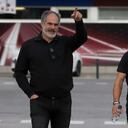 El central barcelonista Carles Puyol, de 35 años, acompañado del director deportivo del club, Andoni Zubizarreta (i), a su llegada a la rueda de prensa celebrada en la Ciudad deportiva Joan Gamper de Sant Joan Despí (Barcelona), donde ha anunciado su intención de abandonar el club azulgrana al término de la presente temporada.