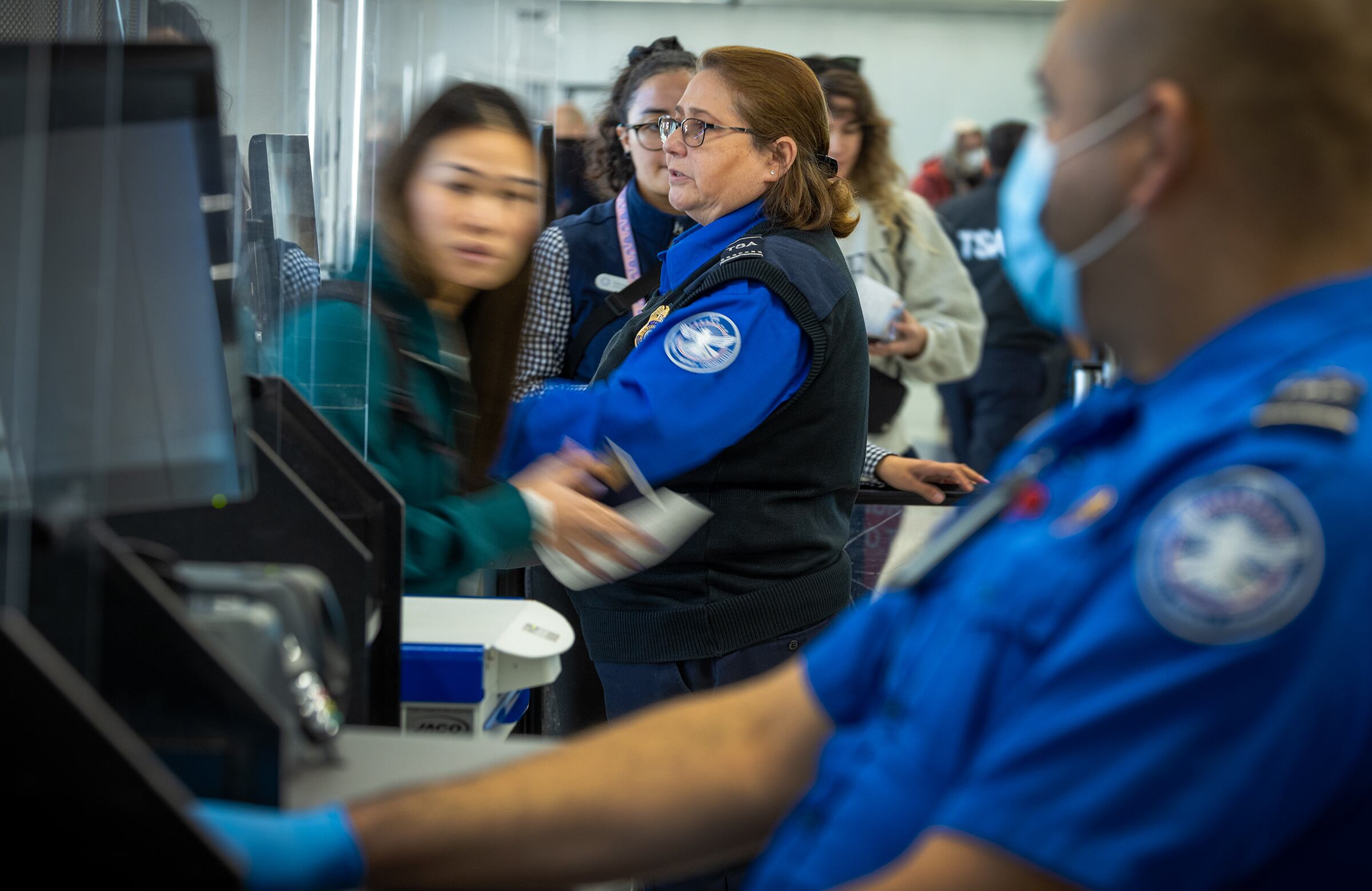 Los pasajeros pasan por el control de seguridad de la TSA en el Aeropuerto Internacional de Los Ángeles el miércoles 10 de enero de 2024 en Los Ángeles, CA.