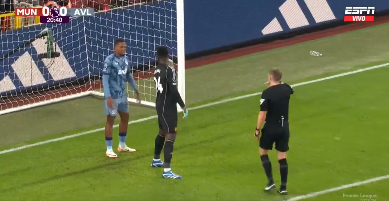 Aunque el árbitro se acercó para pedirle al jugador que se retirara, dio continuidad a la acción.