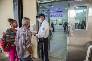 El principal -y más grande- hospital público del suroccidente de Colombia resiste con poco espacio en sus camas UCI para atender el alto número de pacientes covid que necesitan ventilación mecánica.