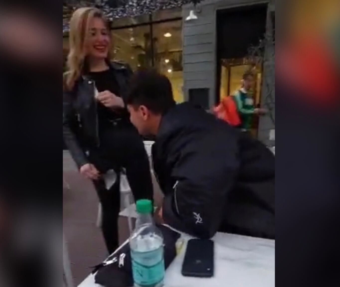 Previamente, el otro video, el joven compartió otra publicación, esta vez del encuentro con su hermana, a quien no veía ese tiempo y también de manera sorpresiva.