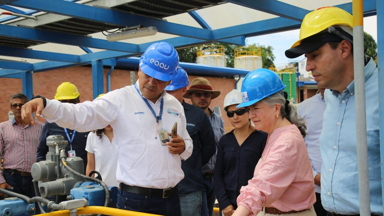 La ministra de Vivienda Catalina Velasco y el alcalde de Villavicencio, Felipe Harman, discutieron sobre planes para mitigar los problemas de abastecimiento de agua en esa zona del país.