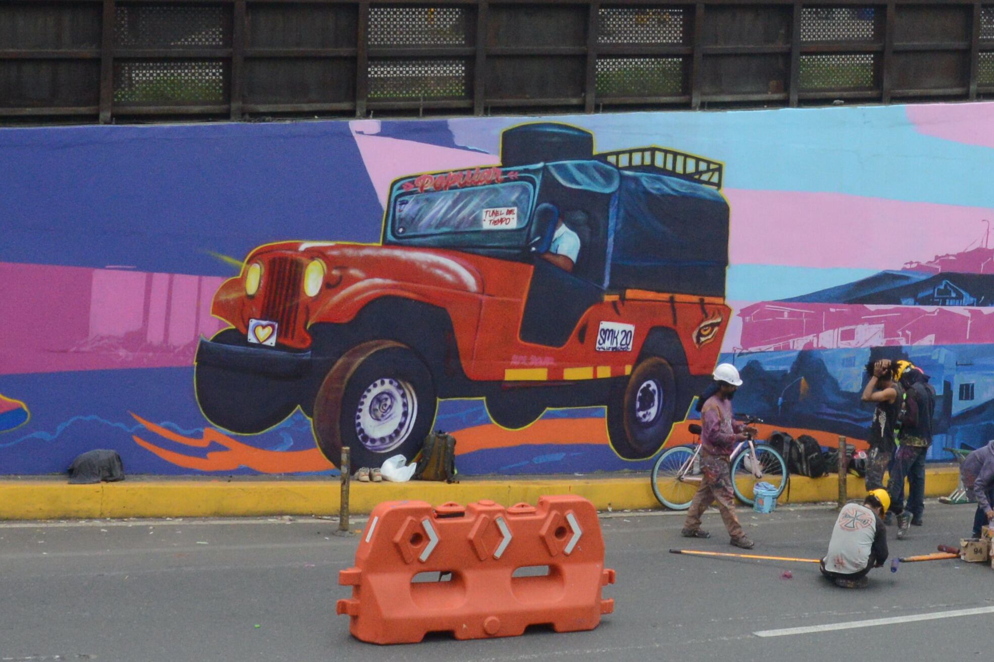Cali: Continúan pintando los murales simbólicos de la ciudad a la salida del túnel de mundialista. Foto José L Guzmán. El País