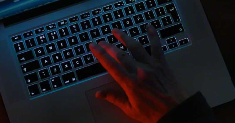 Las normas dan a los padres pleno acceso a las cuentas en línea de sus hijos, incluidas las publicaciones y los mensajes privados.