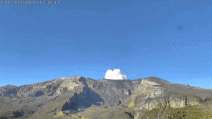 Las autoridades monitorean constantemente la actividad del volcán Nevado del Ruiz.