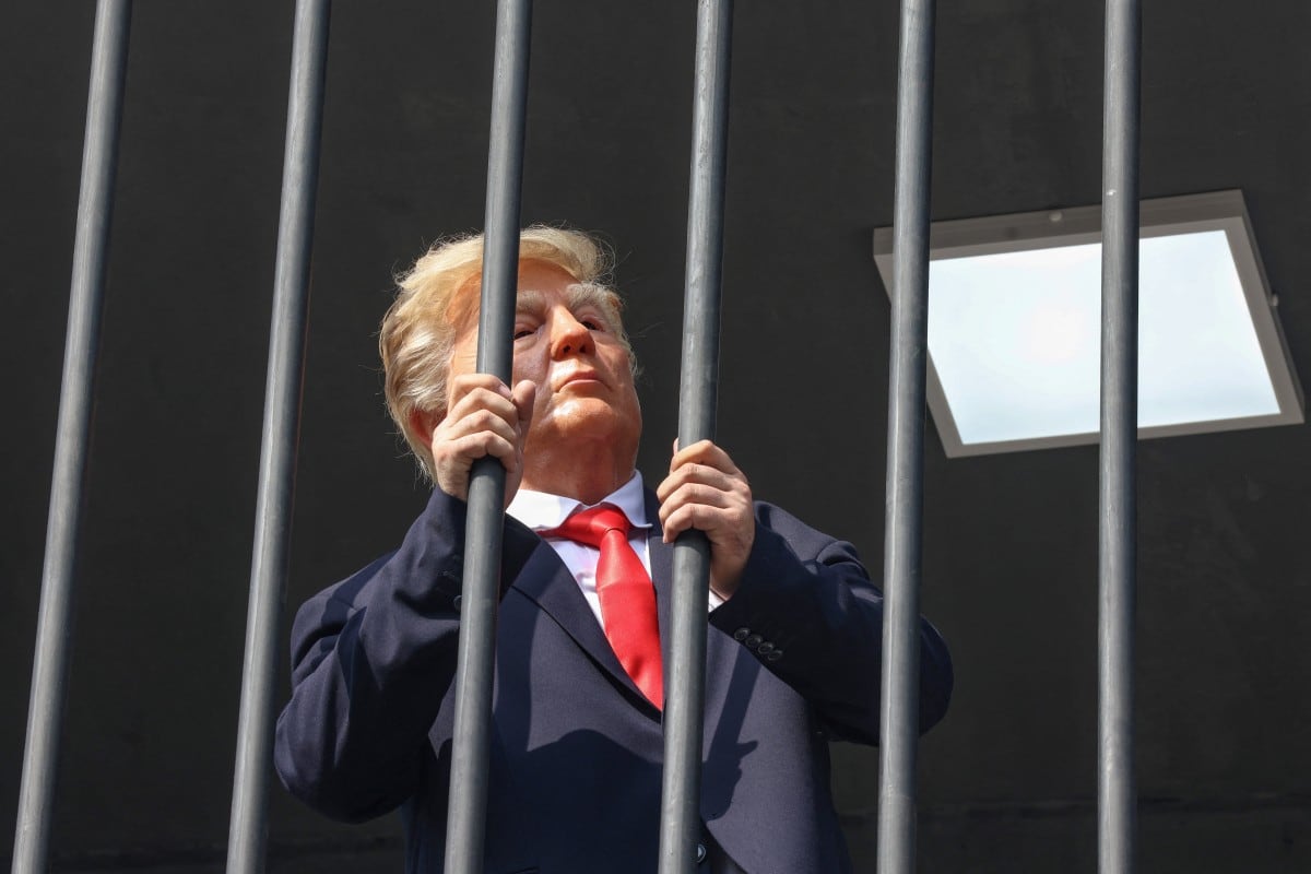 Un actor iraní con una máscara que representa al presidente estadounidense Donald Trump.