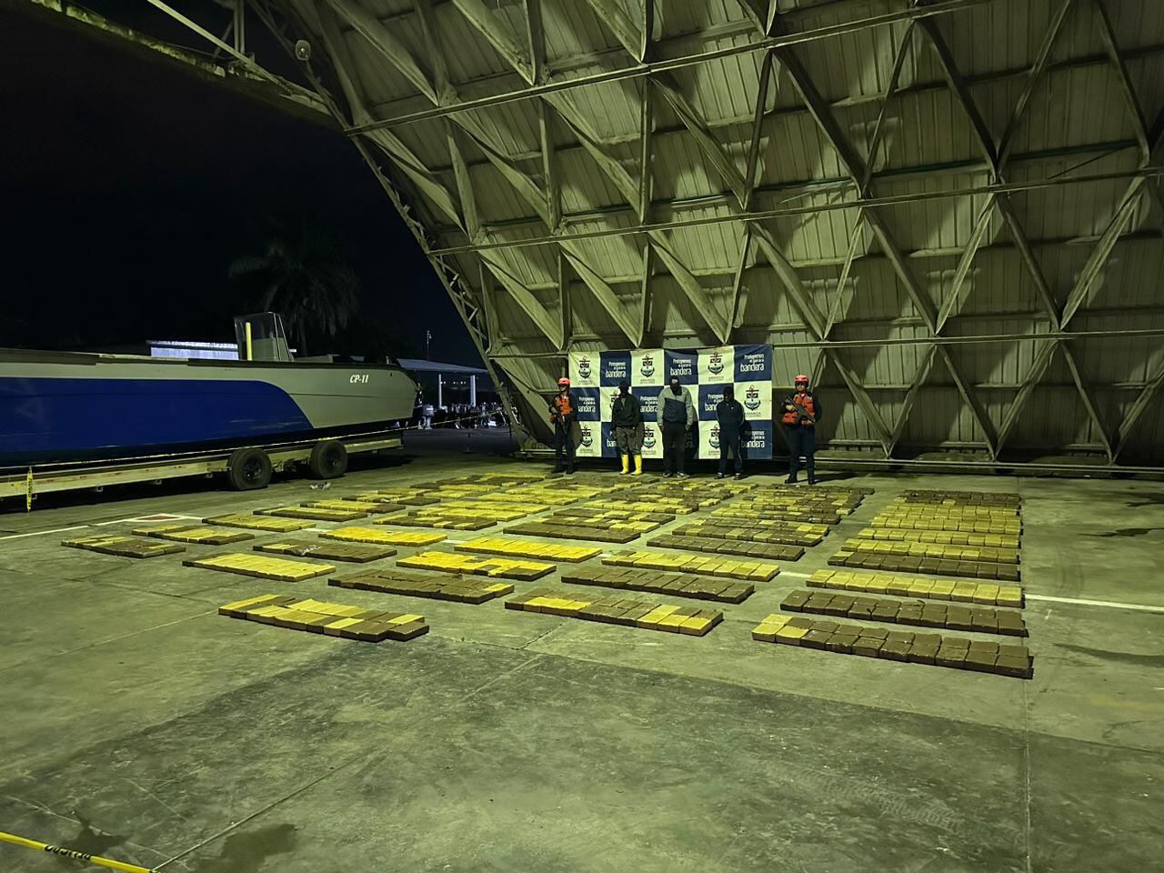 En total fueron más de 1000 kilos de cocaína que fueron incautadas por las autoridades.