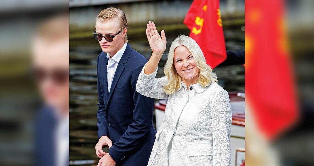 Marius Borg Høiby junto a su madre.