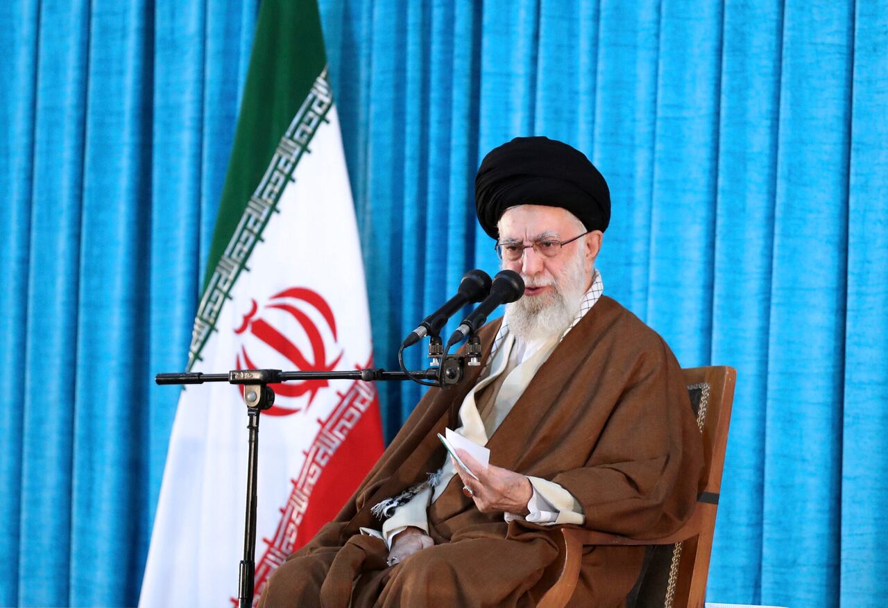 En esta imagen publicada por el sitio web oficial de la oficina del líder supremo iraní, el ayatolá Ali Jamenei durante una ceremonia en Teherán, Irán, el domingo 4 de junio de 2023. (Oficina del líder supremo iraní vía AP)