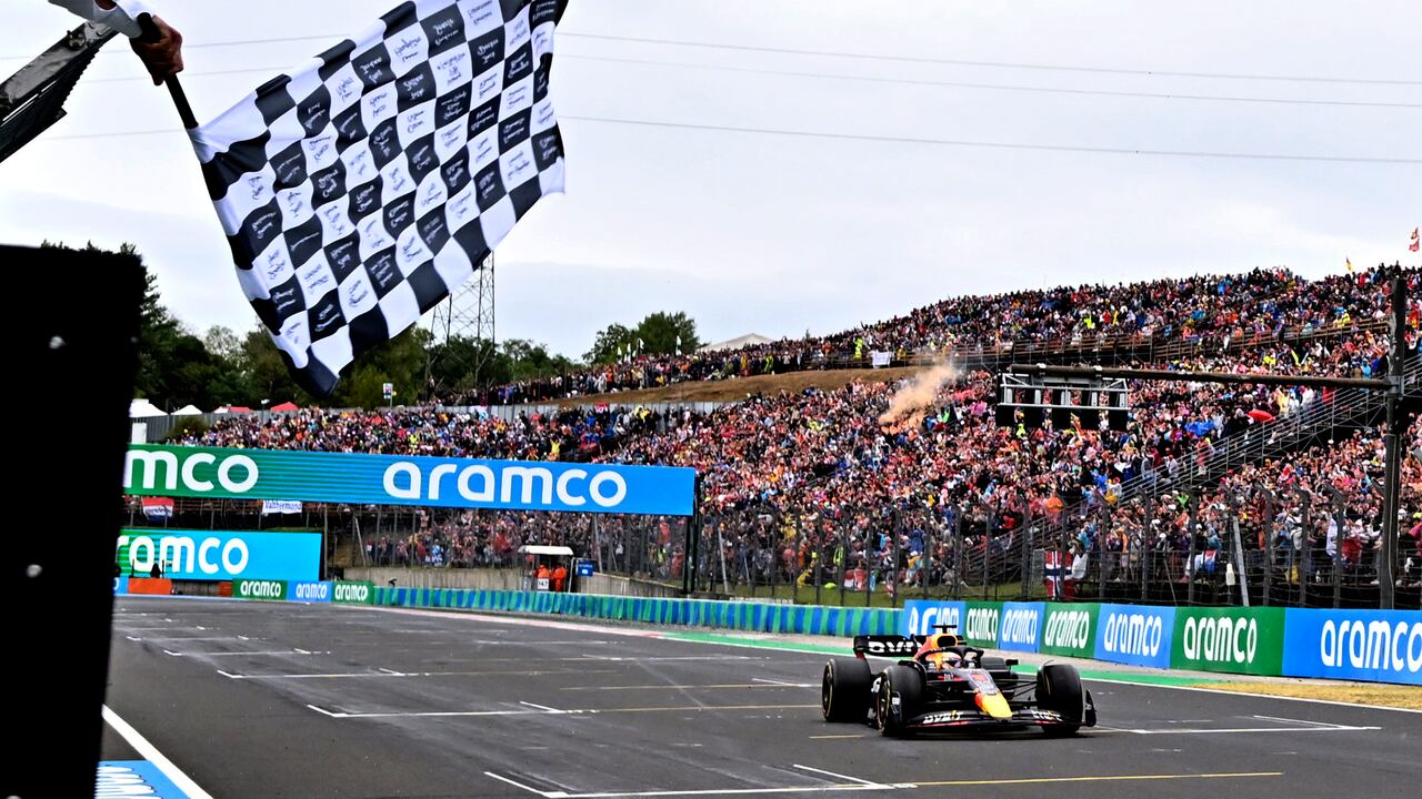 Max Verstappen del equipo Red Bull le ganó en el recorrido a Lewis Hamilton y George Russell