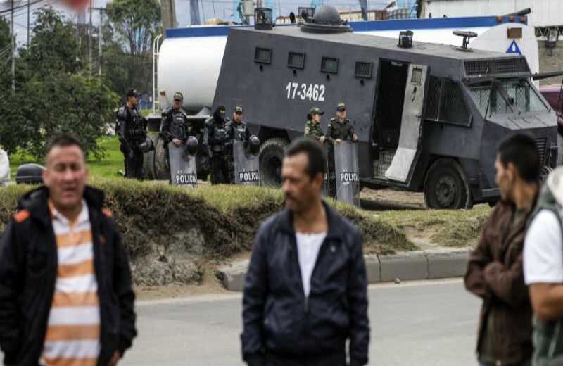 Los camioneros adelantan la protesta en la entrada suroccidental de Bogotá. Foto: Carlos Julio Martínez.   