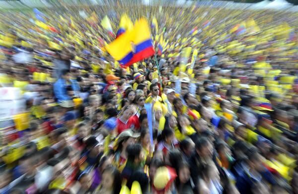 Al menos cien mil personas asistieron al Parque Simón Bolívar, en Bogotá, el domingo 6 de julio del 2014, para darle la bienvenida a la Selección Colombia. Foto: Carlos Julio Martínez / SEMANA.