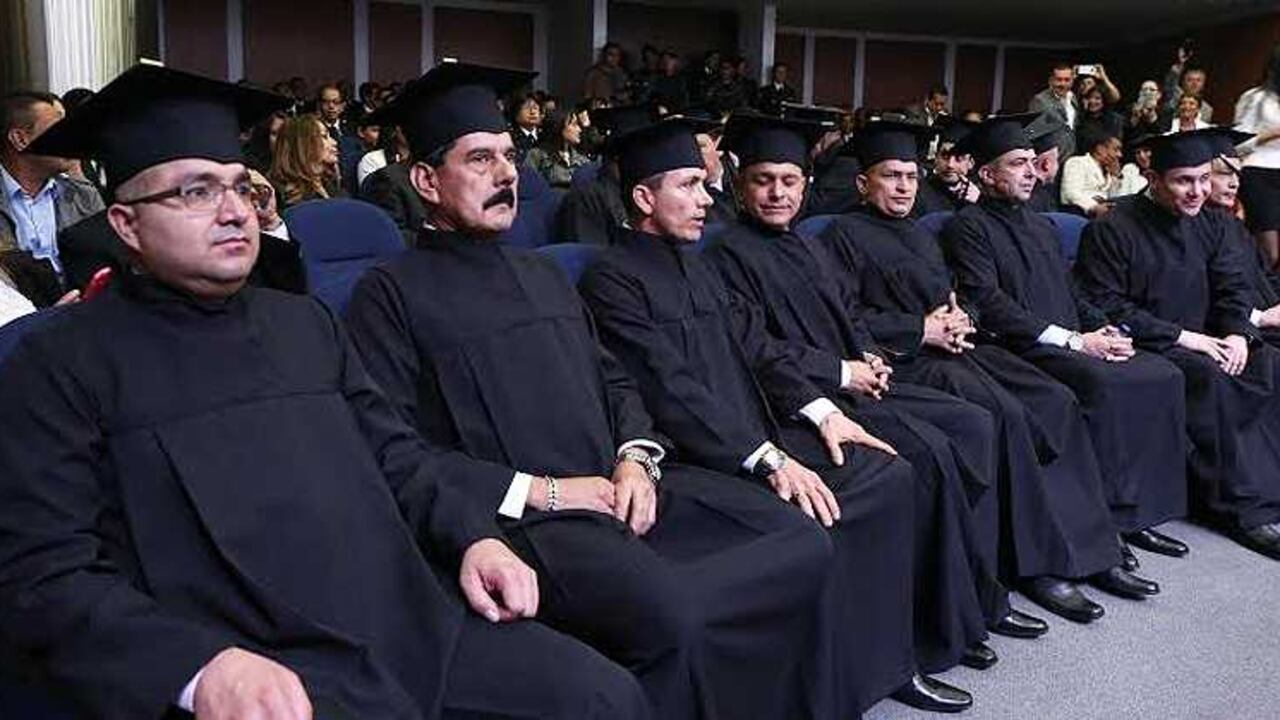 Cinco exjefes de las Autodefensas Unidas de Colombia recibieron el título de abogados.