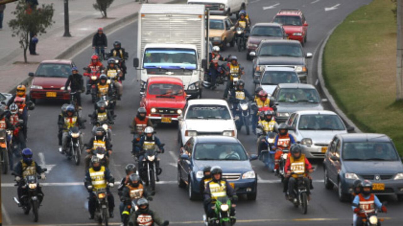 Los bajos costos, las facilidades de crédito y los problemas de movilidad son las principales razones para el incremento en las ventas de motocicletas. Los distribuidores entregan estos vehículos con 80.000 pesos de cuota inicial y mensualidades de 120.000, más económico de lo que la gente invierte en transporte público.