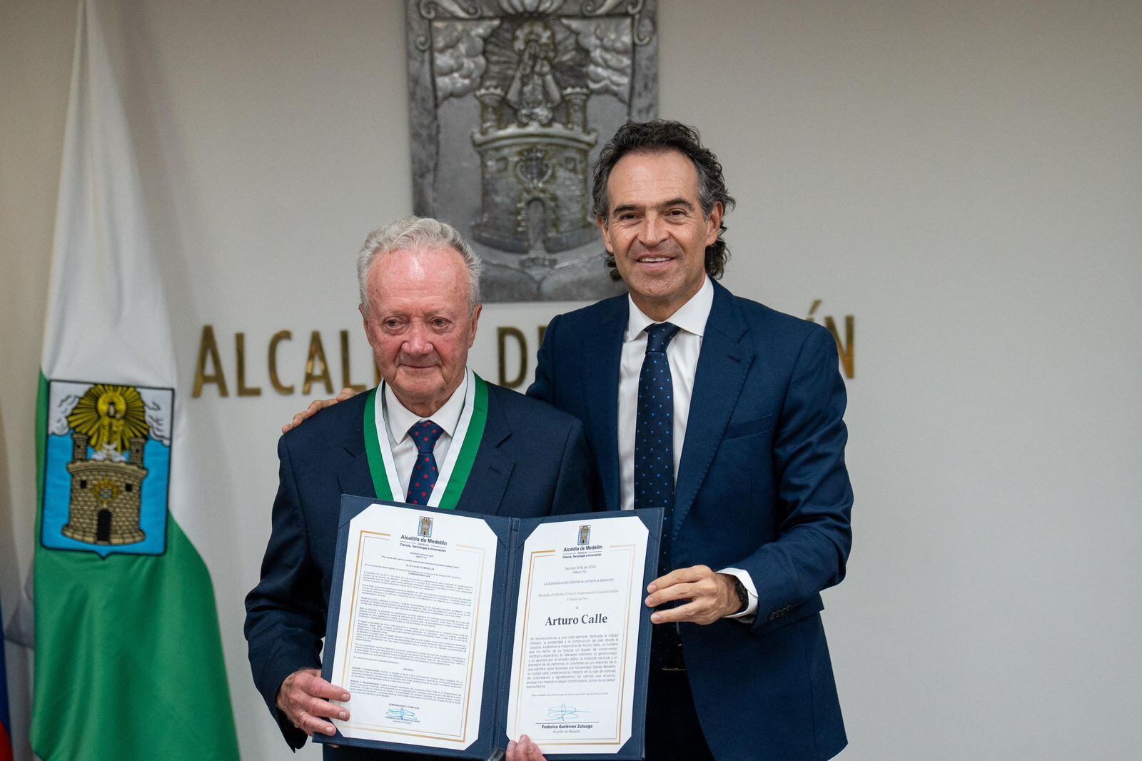 Arturo Calle y el alcalde de Medellín, Federico Gutiérrez.