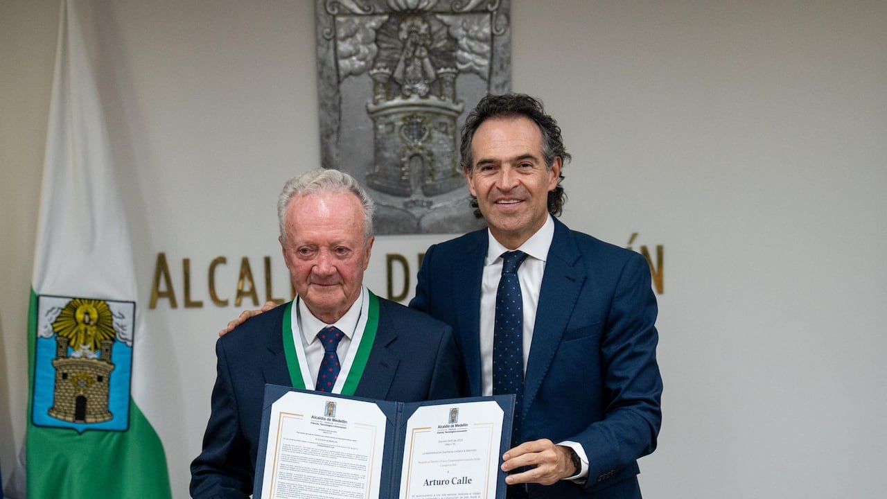 Arturo Calle y el alcalde de Medellín, Federico Gutiérrez.