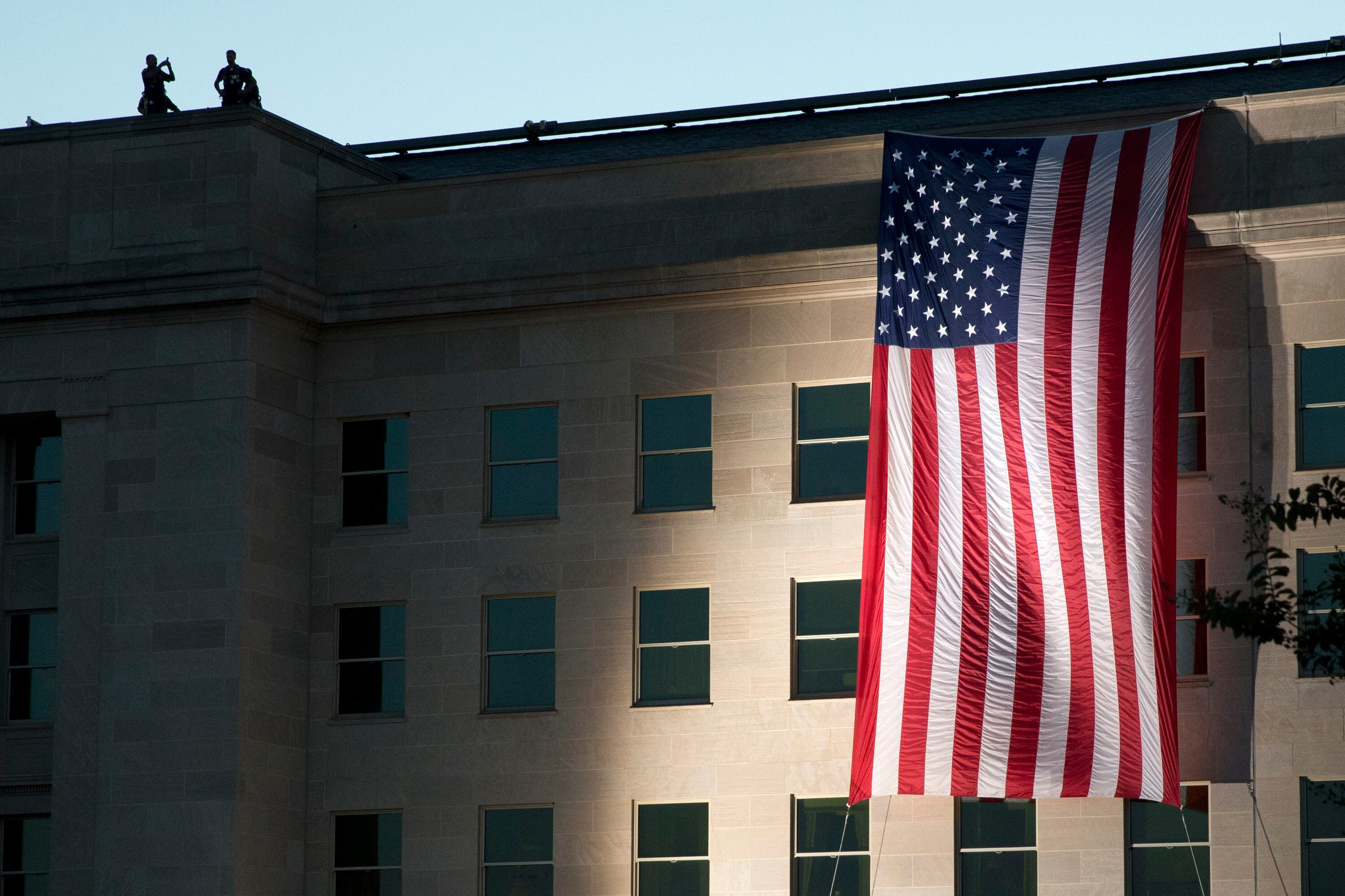 ARCHIVO - Una bandera estadounidense está colocada en el costado del Pentágono donde el edificio fue atacado el 11 de septiembre de 2001. A medida que se acerca el vigésimo aniversario de los ataques terroristas del 11 de septiembre de 2001, los estadounidenses se resisten cada vez más a la vigilancia gubernamental intrusiva en nombre de la seguridad nacional. (Foto AP / Jacquelyn Martin, archivo)