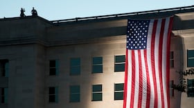 ARCHIVO - Una bandera estadounidense está colocada en el costado del Pentágono donde el edificio fue atacado el 11 de septiembre de 2001. A medida que se acerca el vigésimo aniversario de los ataques terroristas del 11 de septiembre de 2001, los estadounidenses se resisten cada vez más a la vigilancia gubernamental intrusiva en nombre de la seguridad nacional. (Foto AP / Jacquelyn Martin, archivo)