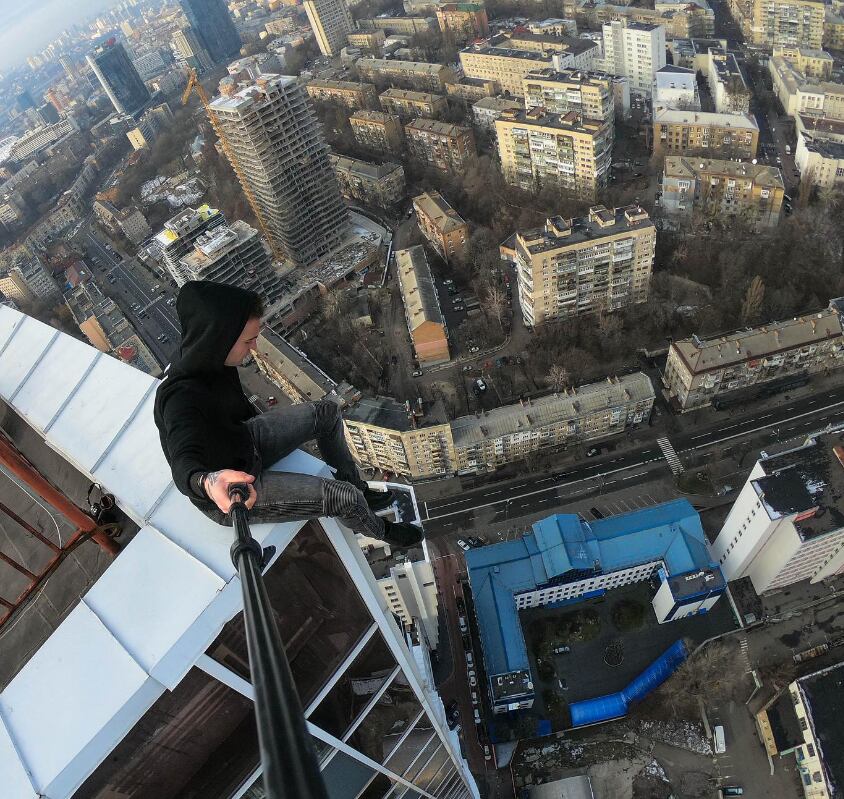 El fotógrafo cayó de un piso 68 de un complejo de torres en Hong Kong.