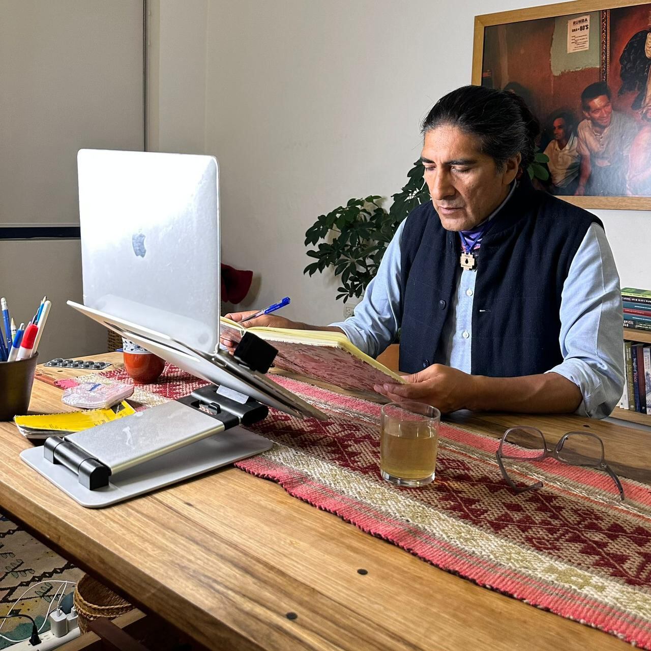 Yaku Pérez es abogado, docente y líder indígena