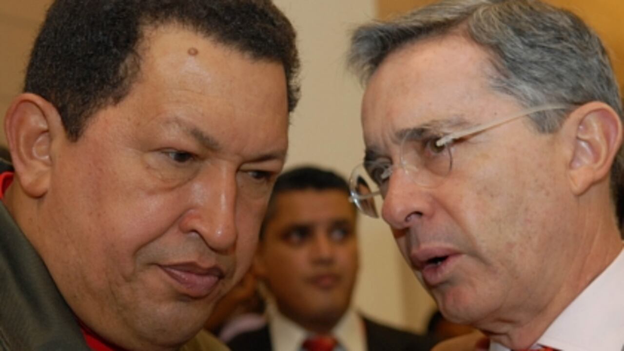 "Uribe tiene, como Chávez, mucha capacidad de llegarle a la gente, como lo hacen Nicolás Sarkozy y el Papa. Ese es un elemento esencial de cualquier líder moderno. Uribe es un político profesional, con nivel de estadista". José Obdulio Gaviria, ex consejero presidencial de Colombia