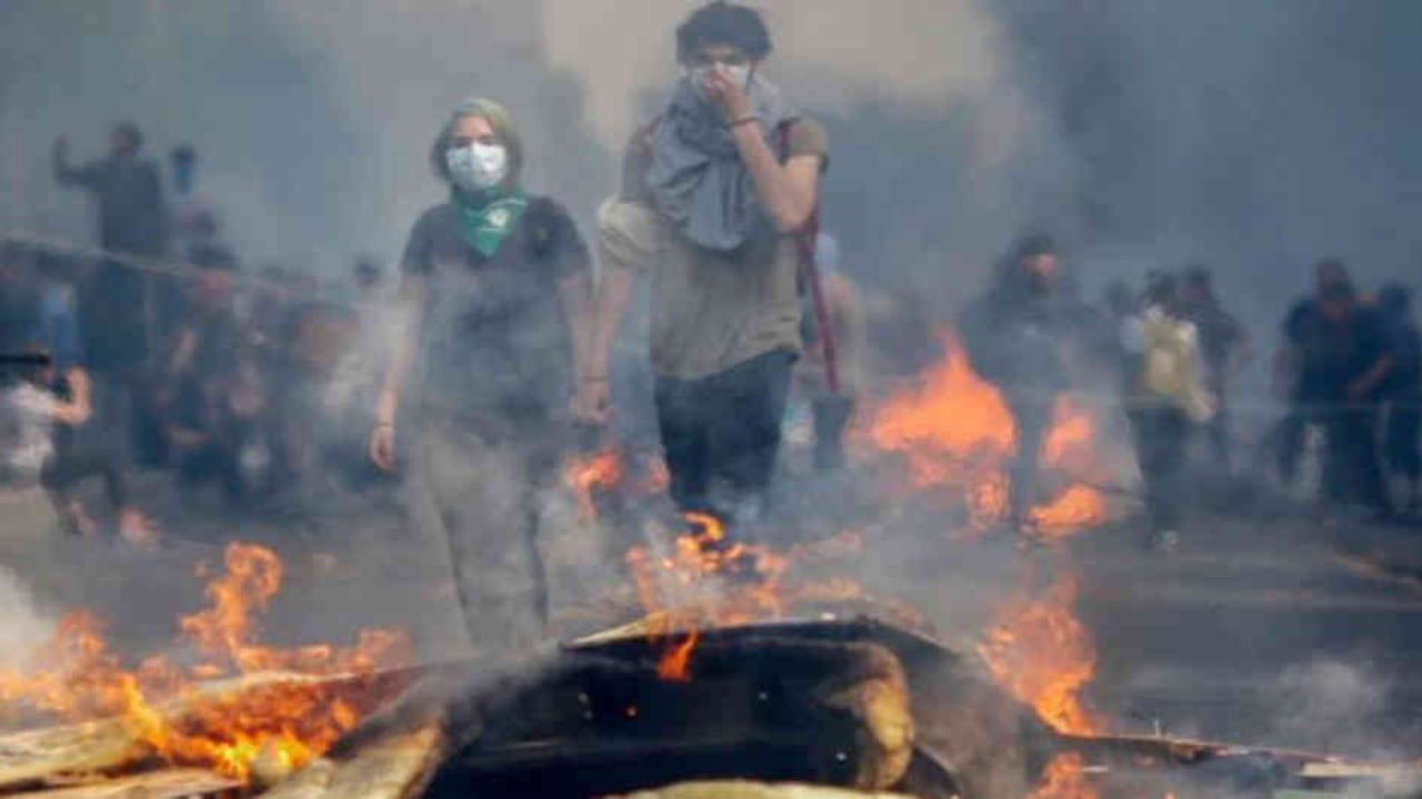 La crisis en Chile se desató después de que el Gobierno anunciara el alza de los precios del pasaje de metro.