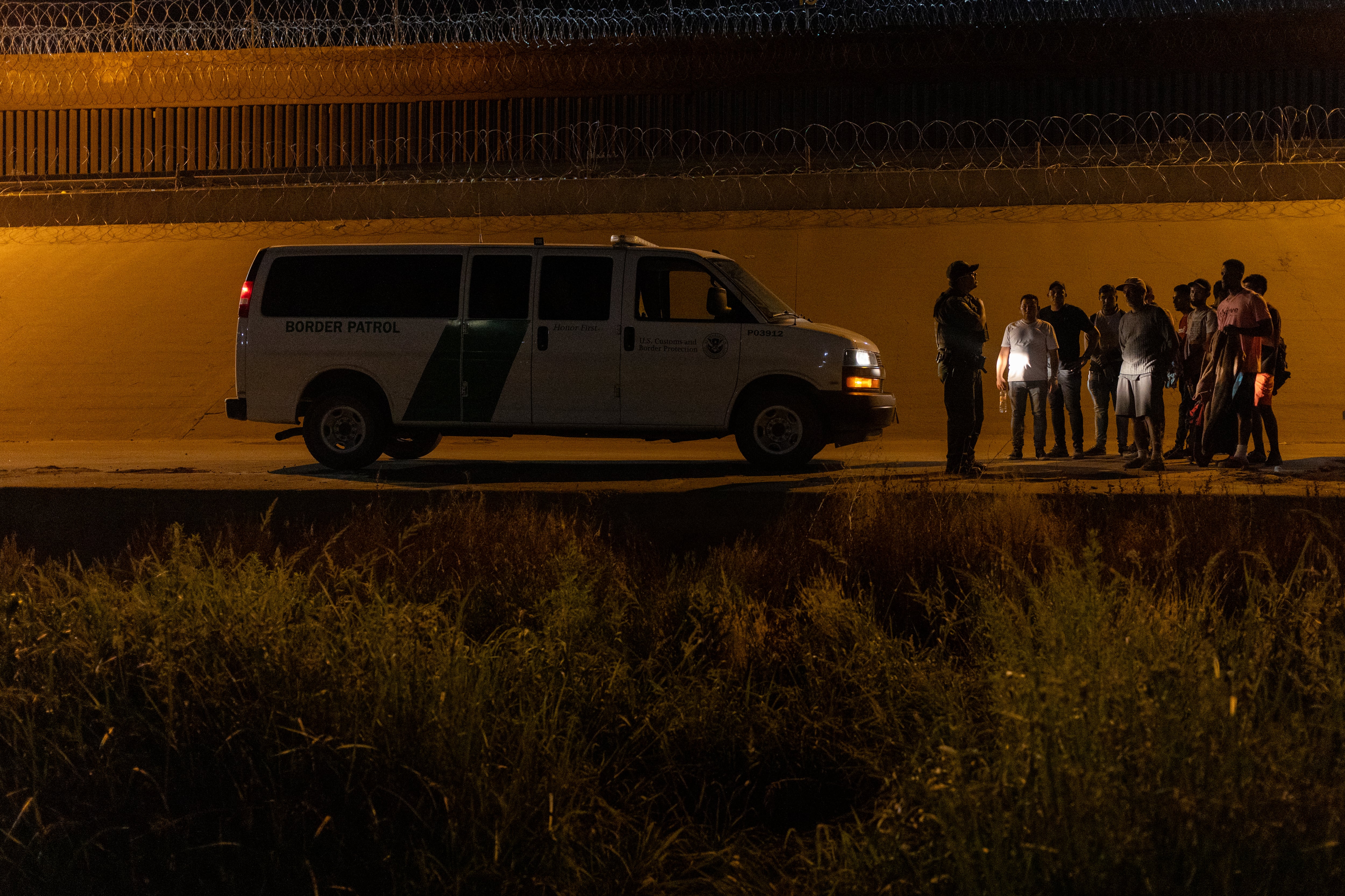 Un grupo de alrededor de 60 inmigrantes venezolanos se entregan a la Patrulla Fronteriza después de cruzar el Río Grande en Ciudad Juárez, México, el 20 de julio de 2023.