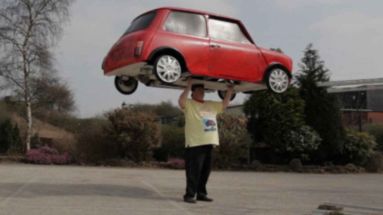 A sus 64 años, John Evans puede sostener un Mini Cooper sobre su cabeza durante 15 segundos.