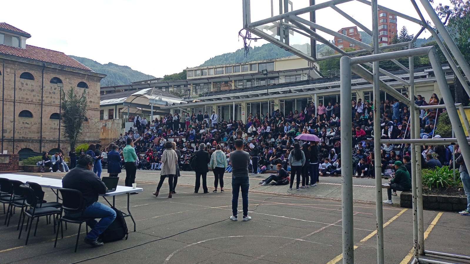 Entre las solicitudes de la comunidad estudiantil se encuentra la organización de los horarios, insumos y salones adecuados para su educación.