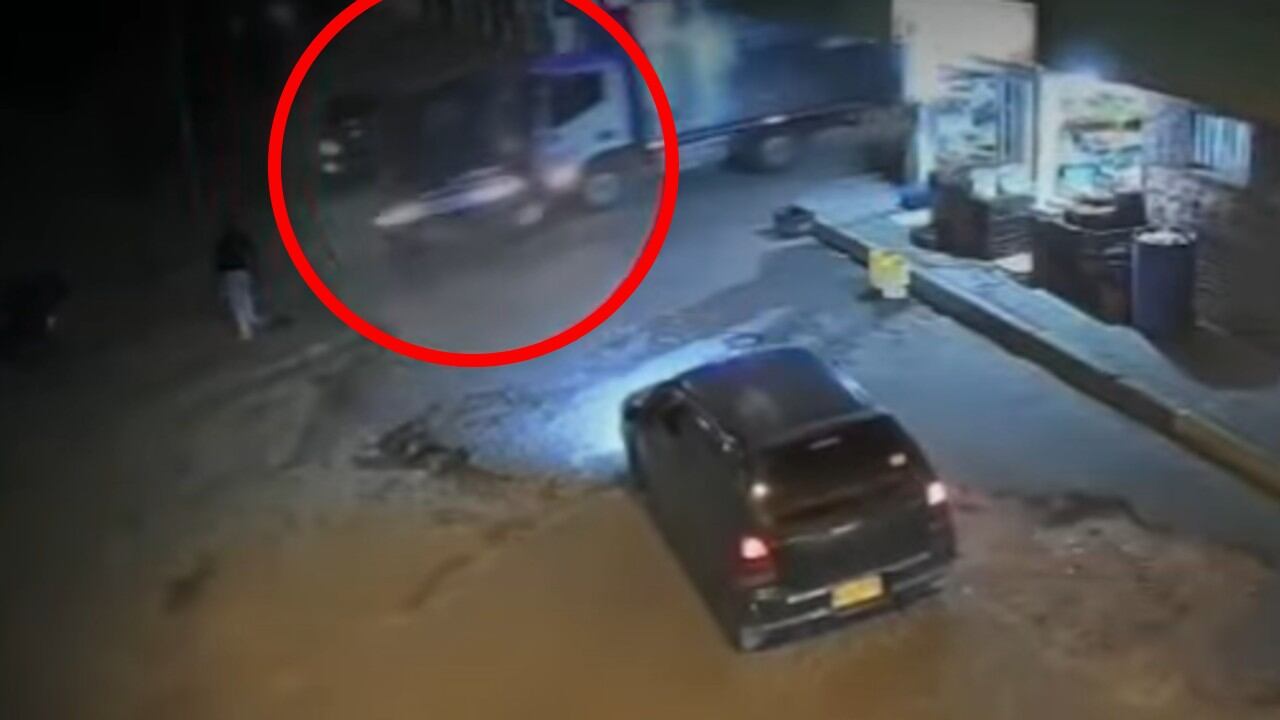 Un conductor de furgón, en aparente estado de embriaguez, huyó de un choque y atropelló a seis personas.