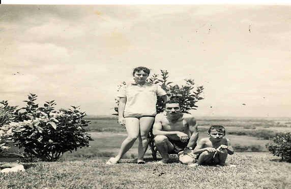 En cuclillas al lado de su padre, Carlos Alberto, y su hermana Pilar.