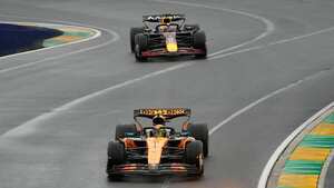 Lando Norris (adelante) y Max Verstappen (atrás) en el GP de Australia en la F1 2025.