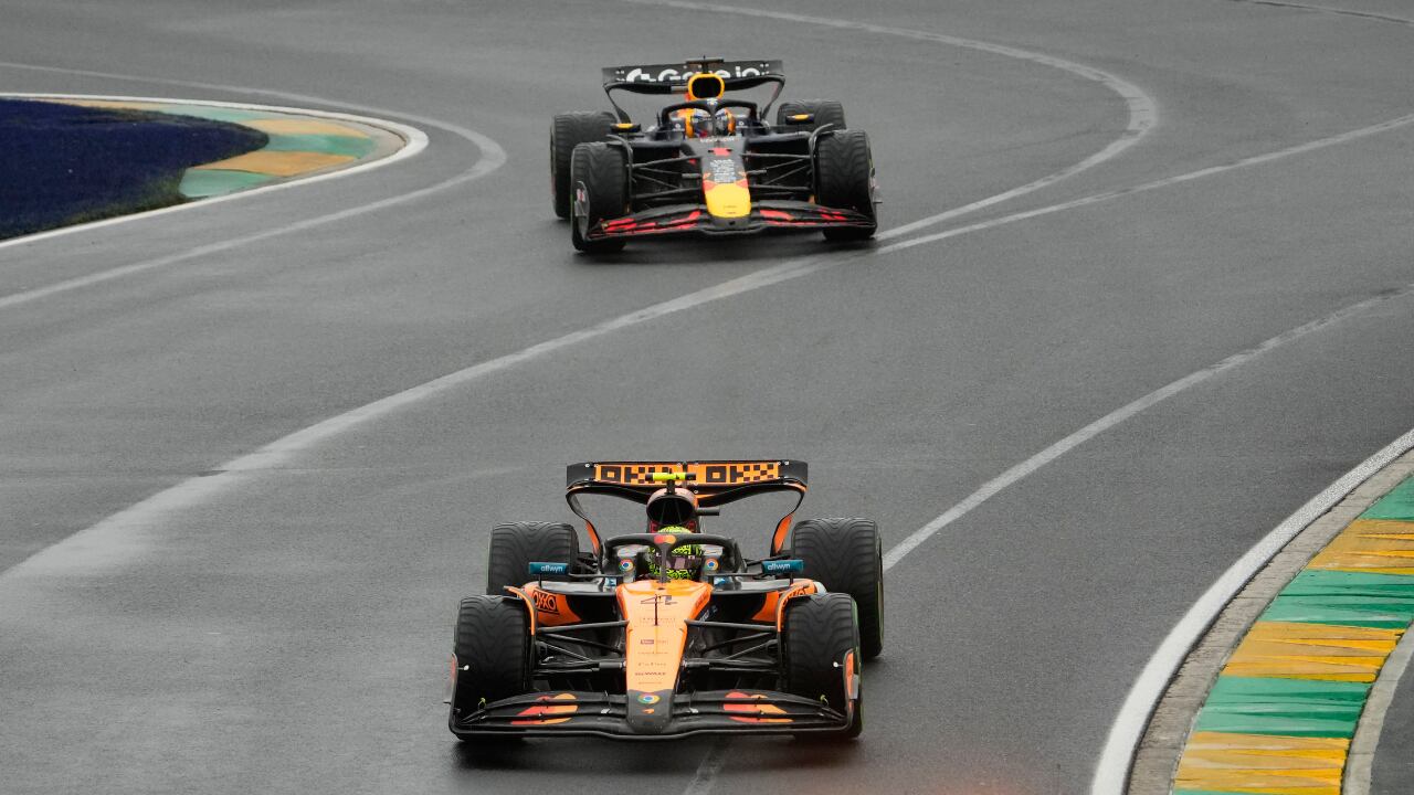 Lando Norris (adelante) y Max Verstappen (atrás) en el GP de Australia en la F1 2025.