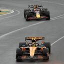 Lando Norris (adelante) y Max Verstappen (atrás) en el GP de Australia en la F1 2025.