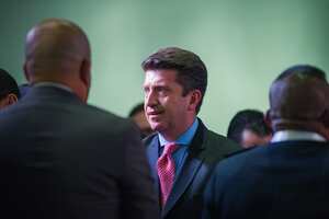 El ministro de defensa de Colombia, Diego Molano, recibe a los invitados durante la ceremonia de inauguración de la Semana de Seguridad Ciudadana 2022, en Bogotá, Colombia, donde participan 26 países del 28 de febrero al 3 de marzo. El 28 de febrero de 2022. (Foto por Sebastián Barros/NurPhoto vía Getty Images)