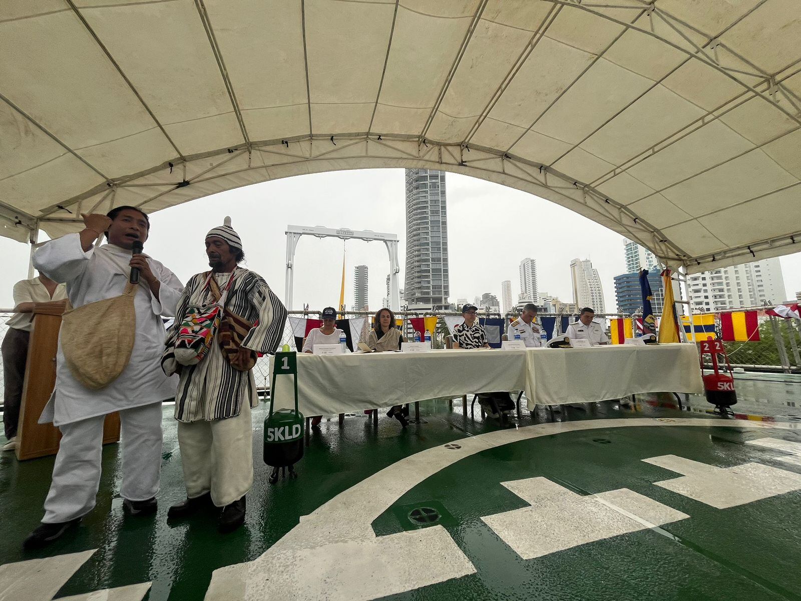 Mamos de la Sierra Nevada de Santa Marta en medio del evento que se llevó a cabo en el buque ARC Bolívar.