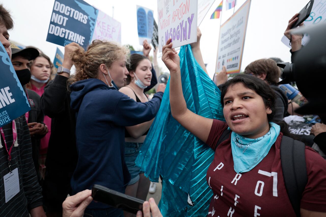 WASHINGTON, DC - MAY 03: Pro-choice and anti-abortion activists demonstrate in front of the U.S. Supreme Court Building on May 03, 2022 in Washington, DC. In a leaked initial draft majority opinion obtained by Politico, Supreme Court Justice Samuel Alito allegedly wrote that the cases Roe v. Wade and Planned Parenthood of Southeastern Pennsylvania v. Casey should be overturned, which would end federal protection of abortion rights across the country. Anna Moneymaker/Getty Images/AFP (Photo by Anna Moneymaker / GETTY IMAGES NORTH AMERICA / Getty Images via AFP)
