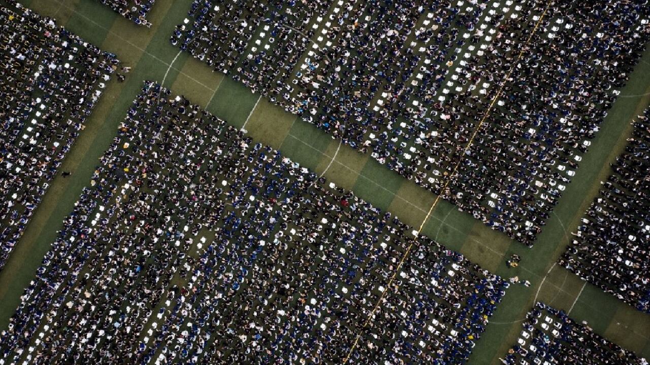 Así celebraron una multitudinaria graduación en Wuhan sin distanciamiento social