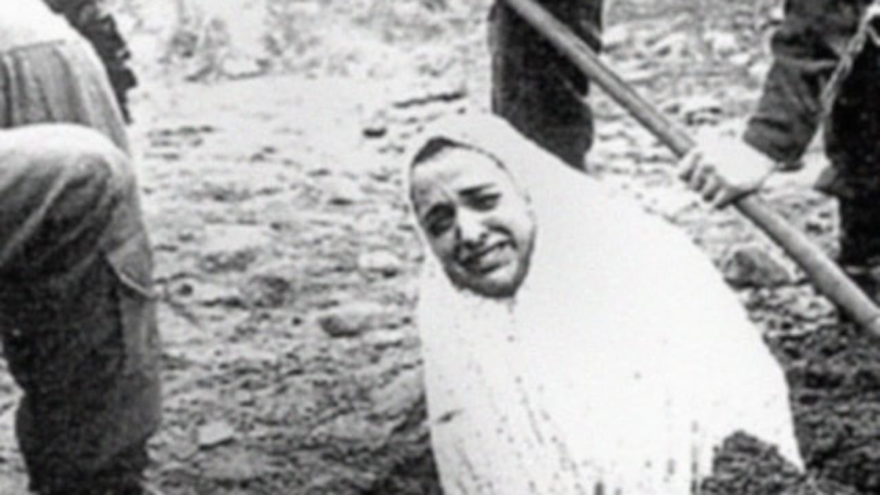 Esta mujer está siendo enterrada minutos antes de ser lapidada en Irán en 1994
