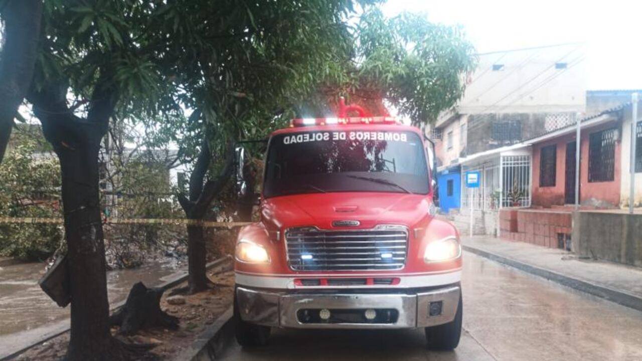 Bomberos de Soledad atendiendo emergencias.