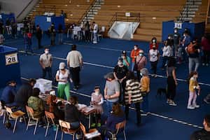 Más de 15 millones de electores comenzaron este domingo a votar en Chile para aprobar o rechazar una nueva Constitución que reemplazará a la heredada de la dictadura de Augusto Pinochet (1973-1990). (Photo by MARTIN BERNETTI / AFP)