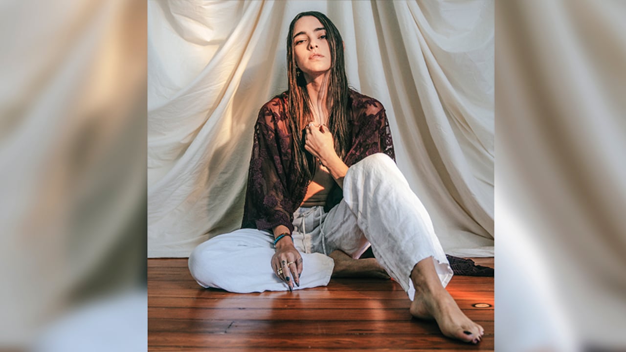 Lucy Vives arranca su carrera musical con Cenizas, una canción de desamor que se estrena el 24 de junio.