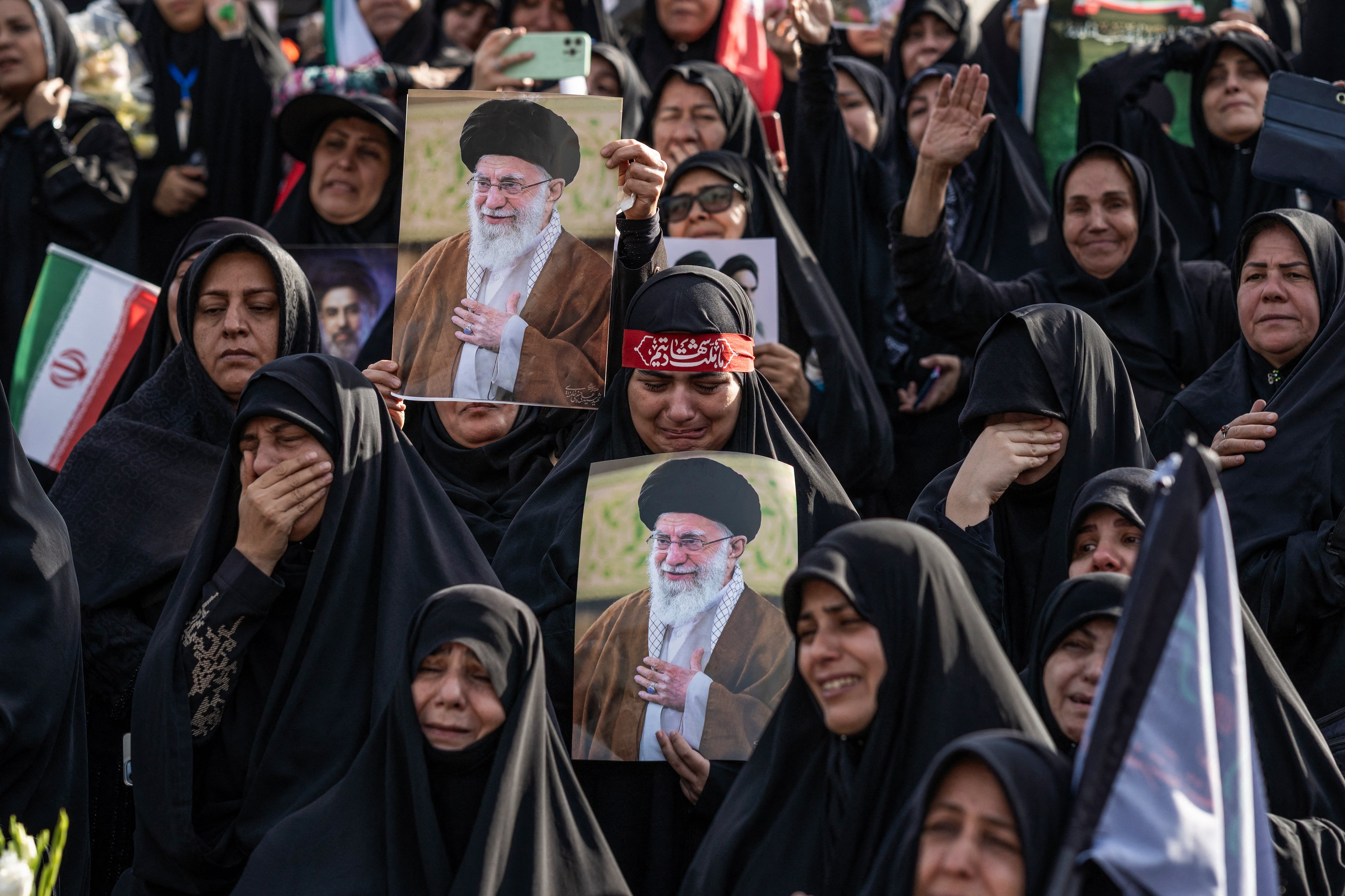 Los dolientes sostienen retratos del asesinado líder supremo de Irán, el ayatolá Ali Khamenei, al comienzo de sus ceremonias fúnebres en la Gran Mosalla de Teherán el 4 de julio de 2026.